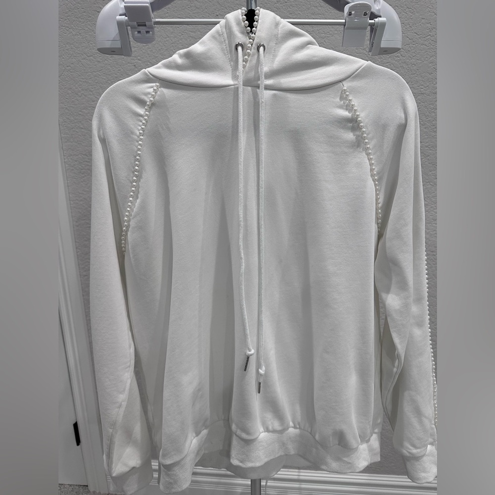Iconic white hoodie with Pearls
